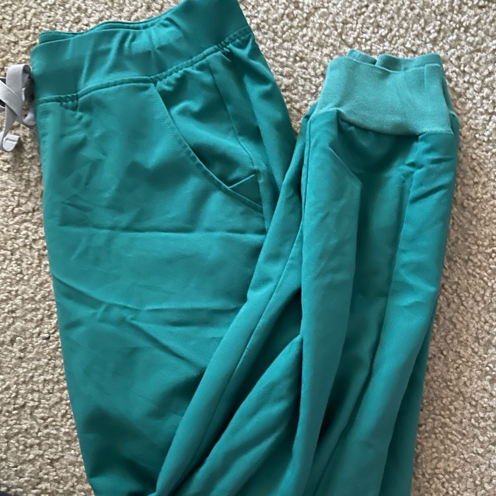 Forest green scrub from figs